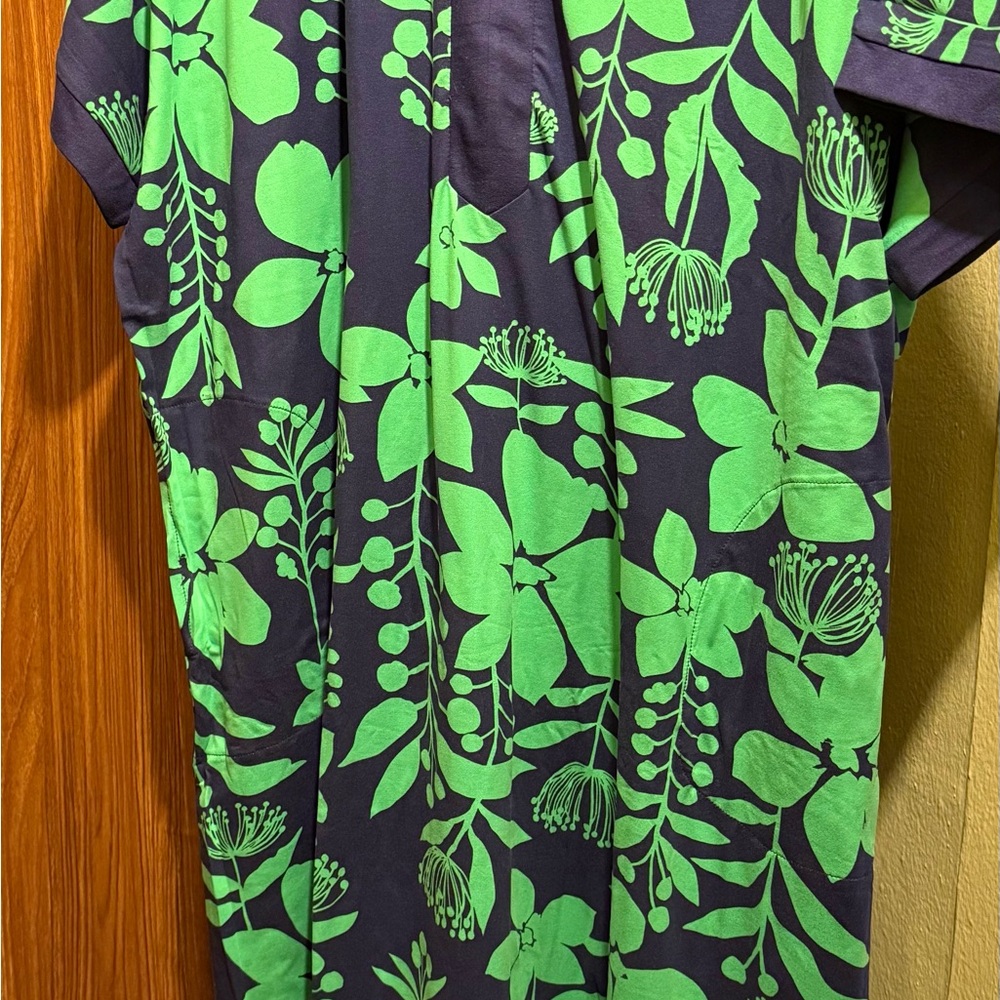 Chic Green and Navy Floral Midi Dress - Picture 2 of 3